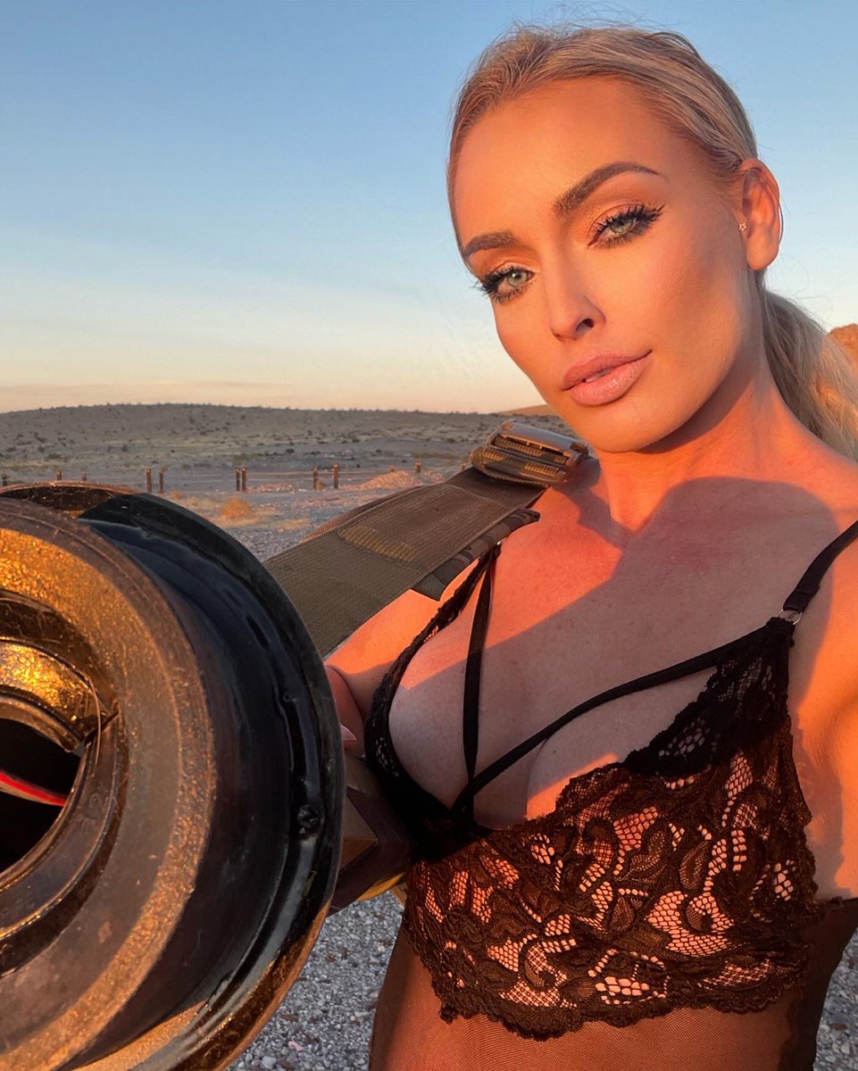 farrahfantasy4u's tweet photo. Someone buy me a rocket launcher so I can just hold it and take pics 24/7 feeling cool! 😂 https://t.co/id5xdPsm2O