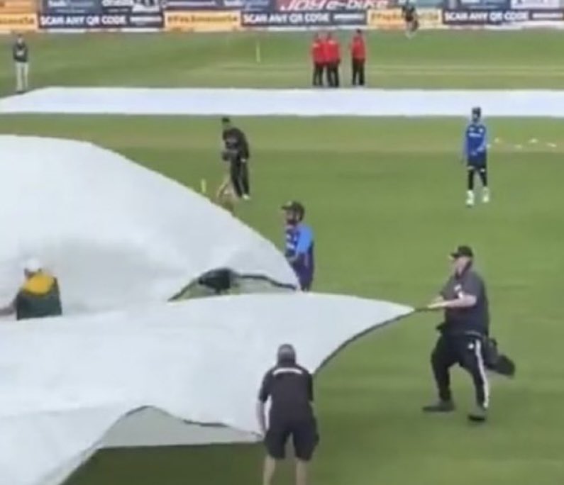 Sanju Samson was helping to the ground staff during the rain 🙏🙏🙏🙏 . Really such a pure soul and kind hearted man he is <a href="/IamSanjuSamson/">Sanju Samson</a> ❤️❤️😍😍 !! 

#JusticeForSanjuSamson #SanjuSamson #INDvNZ #TeamIndia #BleedBlue #Kerala