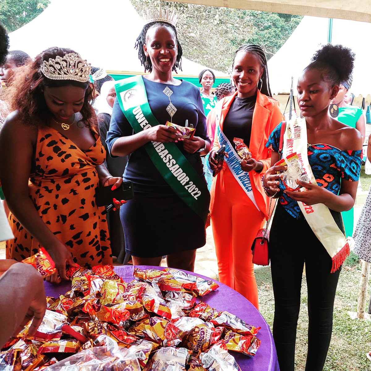GretLakesBrands's tweet photo. Sharing snacks and smiles with the Tourism Beauty Queens as we celebrate @UWEC_EntebbeZoo at 70 ππΈπΈ
Have a great Sunday
#Snacks #Gorillos #UWEC70 #Entebbe https://t.co/O8djwvv0na