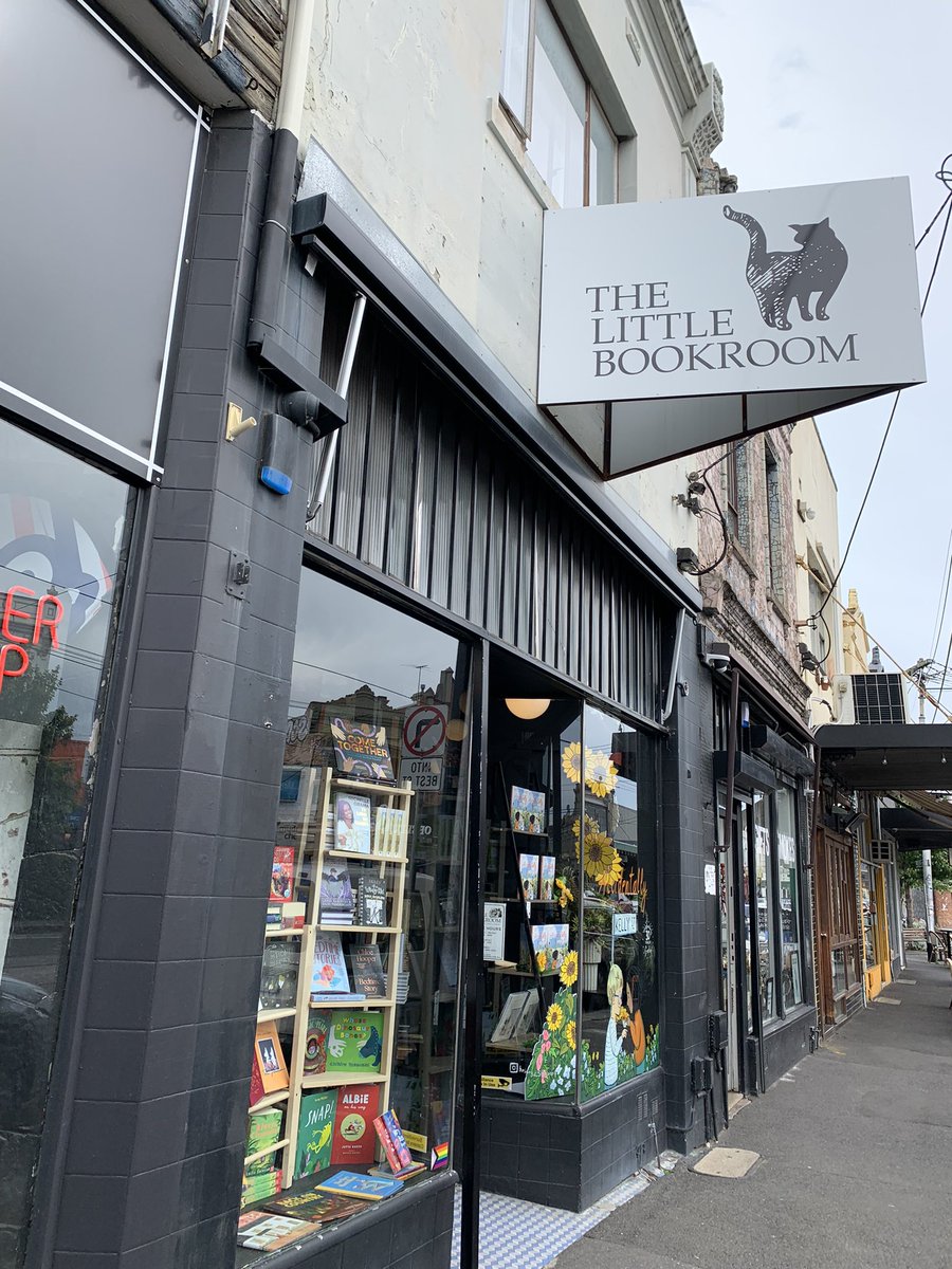 AndreaRowe_au's tweet photo. When in the bright & big @Little_Bookroom always feels cosy & calm. Popped in for a quick signing this weekend before heading home to the coast @HardieGrantCP #jettyjumping #cbca2022 https://t.co/tYdZ7WpLpS