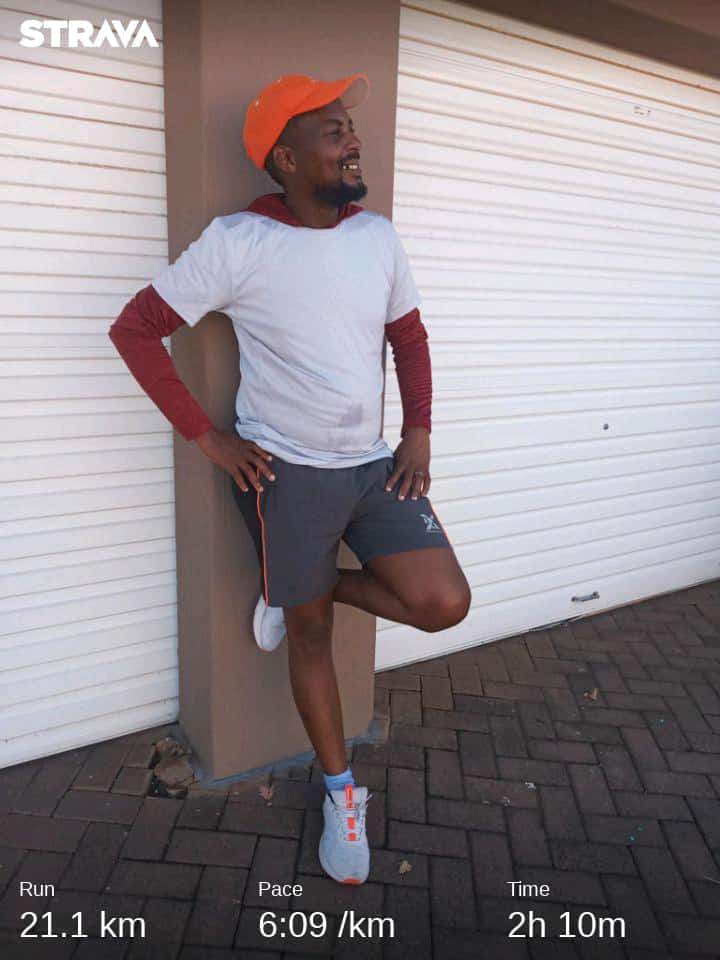 tello_rams's tweet image. Half Marathon Sunday, beat my own record. 
🤣🤣🤣 hey did I not trip and fall at 15km, my first fall in 2 years of running, but no damage. 
#TSHABakoo 🏃🏃🏃
#double2021efforts 
#fetchyourbody2022 
#ipaintedmyrun 
#RunningWithTumiSole 
#progressoveremotion 
#IChoose2BActive