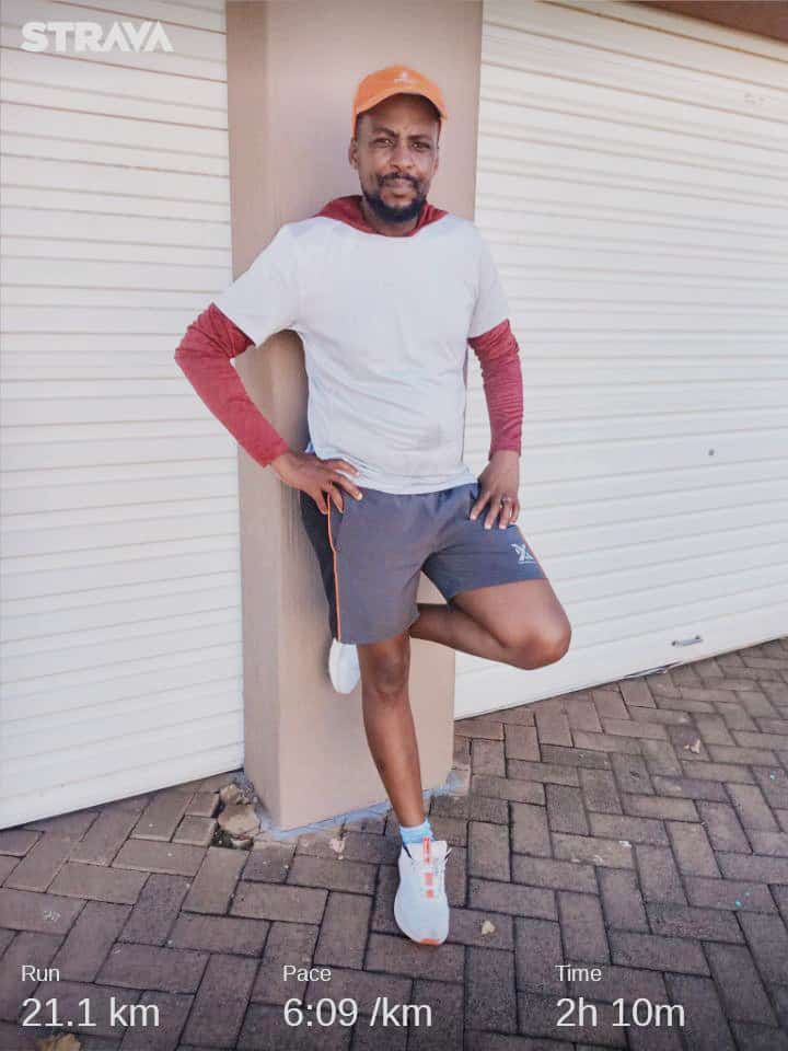 tello_rams's tweet image. Half Marathon Sunday, beat my own record. 
🤣🤣🤣 hey did I not trip and fall at 15km, my first fall in 2 years of running, but no damage. 
#TSHABakoo 🏃🏃🏃
#double2021efforts 
#fetchyourbody2022 
#ipaintedmyrun 
#RunningWithTumiSole 
#progressoveremotion 
#IChoose2BActive