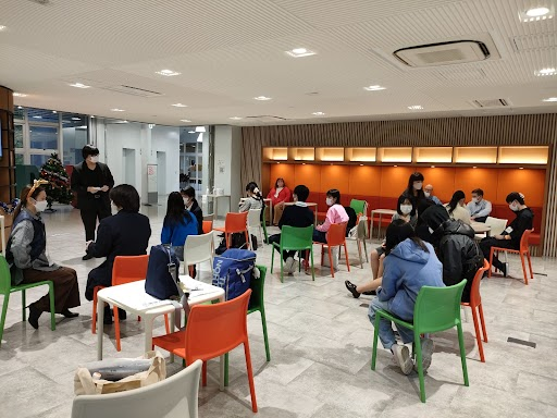 reitakuuniv's tweet photo. LAST!Session3 BコースはDerrick Wong先生による「Conversational Gacha」!
3つくじ引きをし、そのお題に合わせてペアで会話しています🔊
#麗澤大学 #RU #EnglishWorkshop https://t.co/6VGxE1cyVy