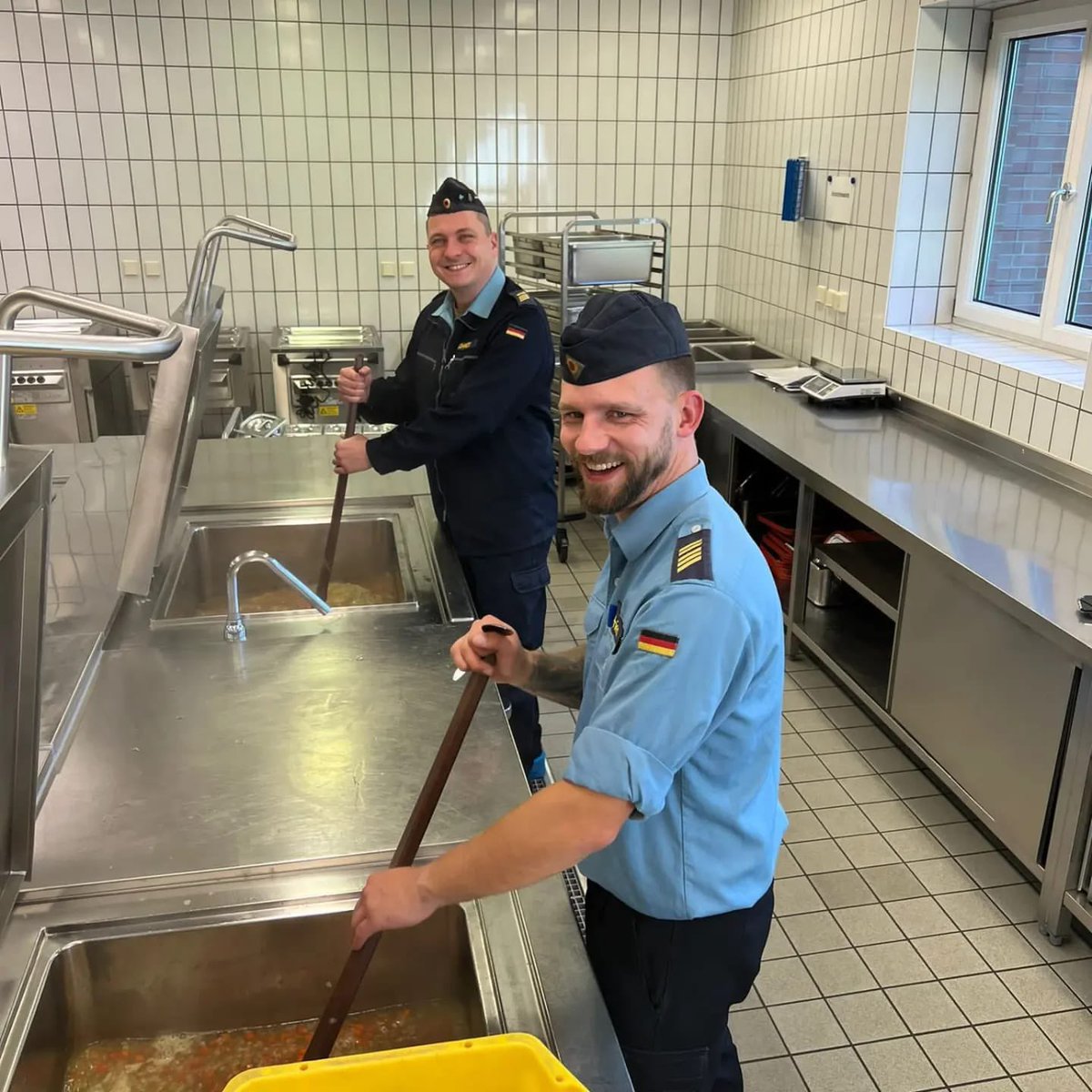 Com1DEUCorvSqn's tweet photo. Pünktlich zum 1. Advent haben Angehörige des #Korvettengeschwader|s auch dieses Jahr den Verein zur Förderung Krebskranker Kinder in #Rostock besucht &amp; eine Sende von 9️⃣9️⃣9️⃣€ überbracht. 

Hierfür wurde fachmännisch in der Kombüse gekocht und offensichtlich gut gegessen.. https://t.co/tPZBrcbNTd