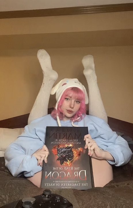 br4ttyb7tch's tweet photo. will you read me a bedtime story?💕🛌 https://t.co/6HP0kmOts7