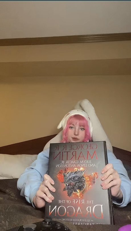 br4ttyb7tch's tweet photo. will you read me a bedtime story?💕🛌 https://t.co/6HP0kmOts7