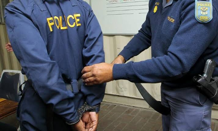 PSAFLIVE's tweet photo. BREAKING NEWS: Six police officers deployed along the border post between South Africa and Zimbabwe in Musina Limpopo have been arrested for alleged corruption. https://t.co/EKDCu47nag