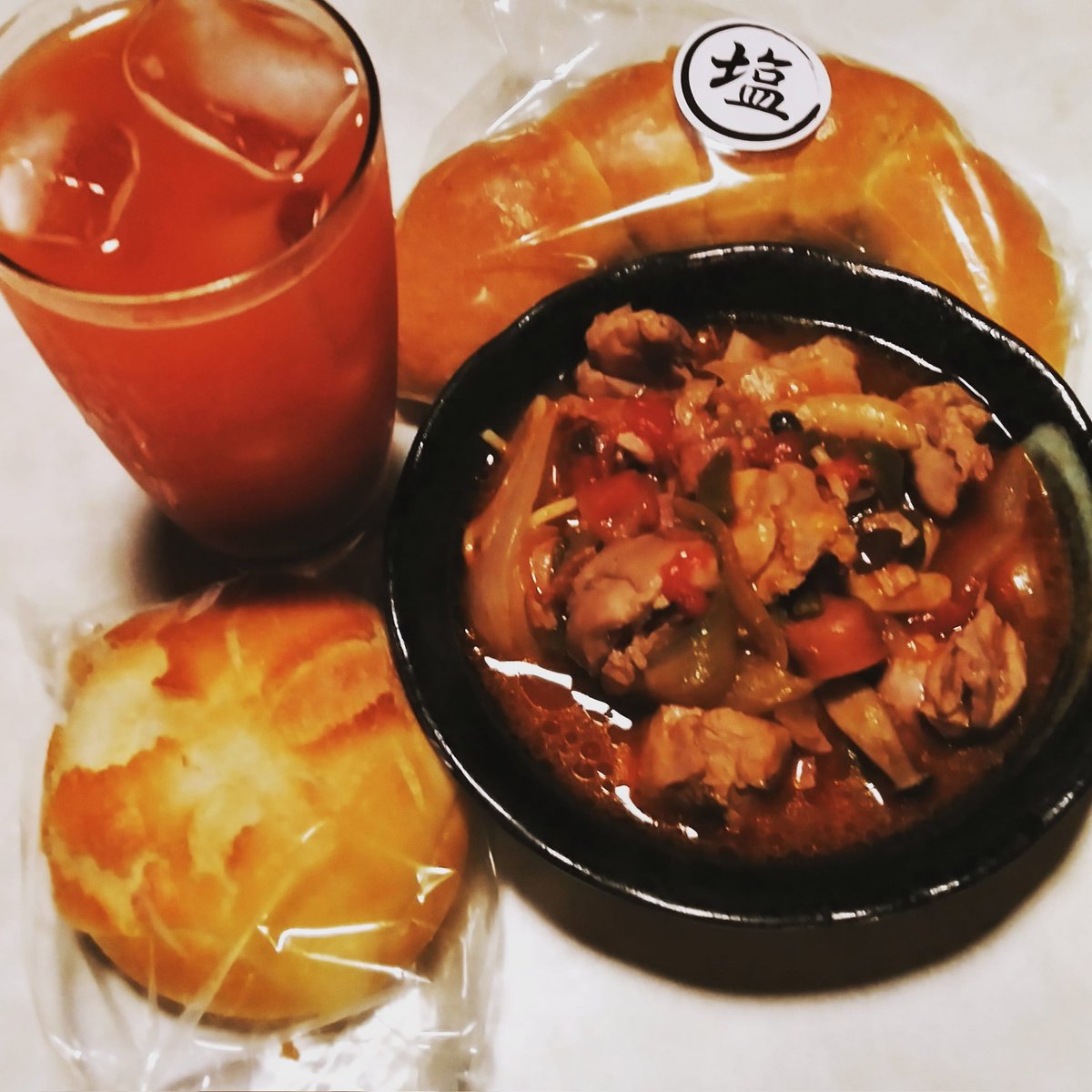 macoco3588's tweet photo. #晩御飯 は「#鶏肉のトマトワイン煮」
を作りました🎵２日煮込んでいるので、セロリ、玉葱の甘味が出て
乾燥ローリエで良い香りになりました。#塩パン、#クリームチーズパン と共に美味しく頂きました🎵
#美味しい
#旨い
#晩御飯 https://t.co/q9Nkg1431n