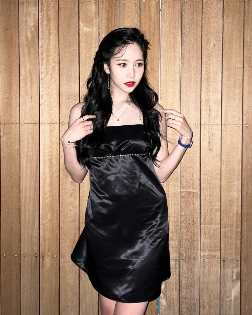 theMinaMyoi's tweet photo. Mina is like a royalty in these Metrocity fits👸🏻
#미나 #MINA #ミナ
#TWICE #트와이스 @JYPETWICE #MinaxMetrocity https://t.co/YUzIqE4lMI