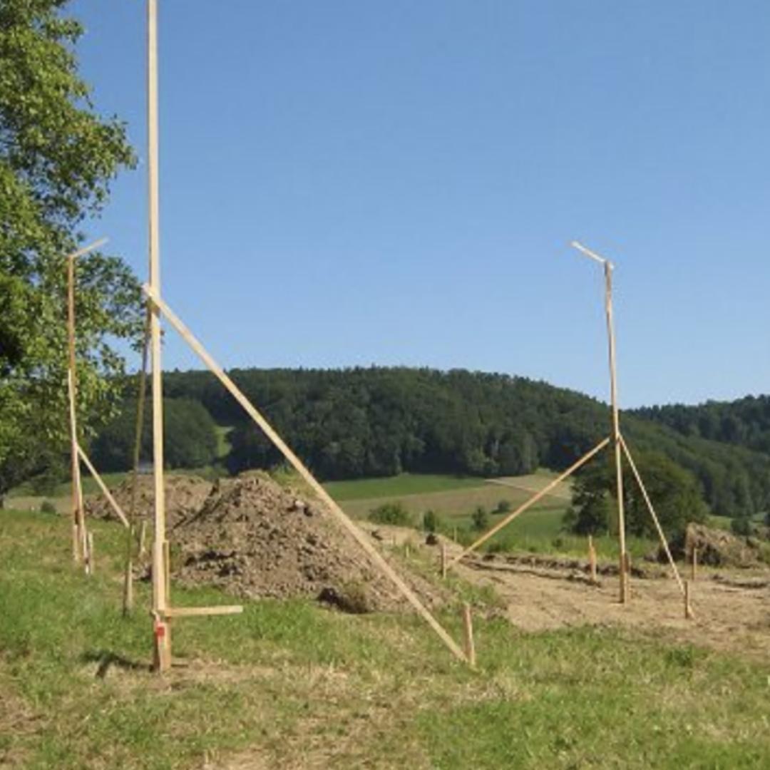 EugeneFranken's tweet photo. Als je in #Zwitserland gaat bouwen moet je net zoals in andere landen een vergunning aanvragen maar sinds 1727 is het daarnaast verplicht om 20 dagen lang de omvang van het bouwwerk met palen inzichtelijk te maken #baugespann https://t.co/h2NfBpKUPP