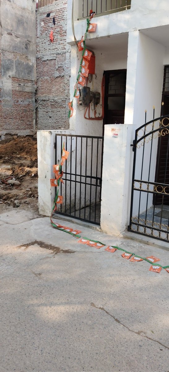 thatboideva's tweet photo. @BJPCentralMedia 
You came you littered you asked for vote and you left. 
I understand aapki campaign zaroori hai but ab ye banner and hangings sadako pe pade rahenge. 

Desh ko please aur Ganda mat karo 🙏

#MCDElections2022 https://t.co/9ssHYZxNe5