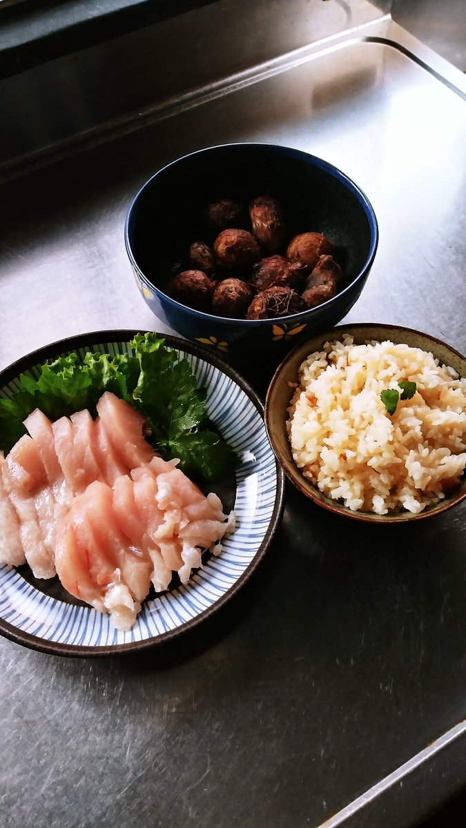 oneshot3588's tweet photo. 今日の晩御飯
乾燥しらすを使った炊き込みご飯
トンボまぐろのハラミ
里芋
シンプルだけど
美味しい晩御飯です。

#今日の晩御飯
#美味しい料理
#旨い飯
#しらすの炊き込みご飯
#里芋 https://t.co/Tw6WU80iLQ