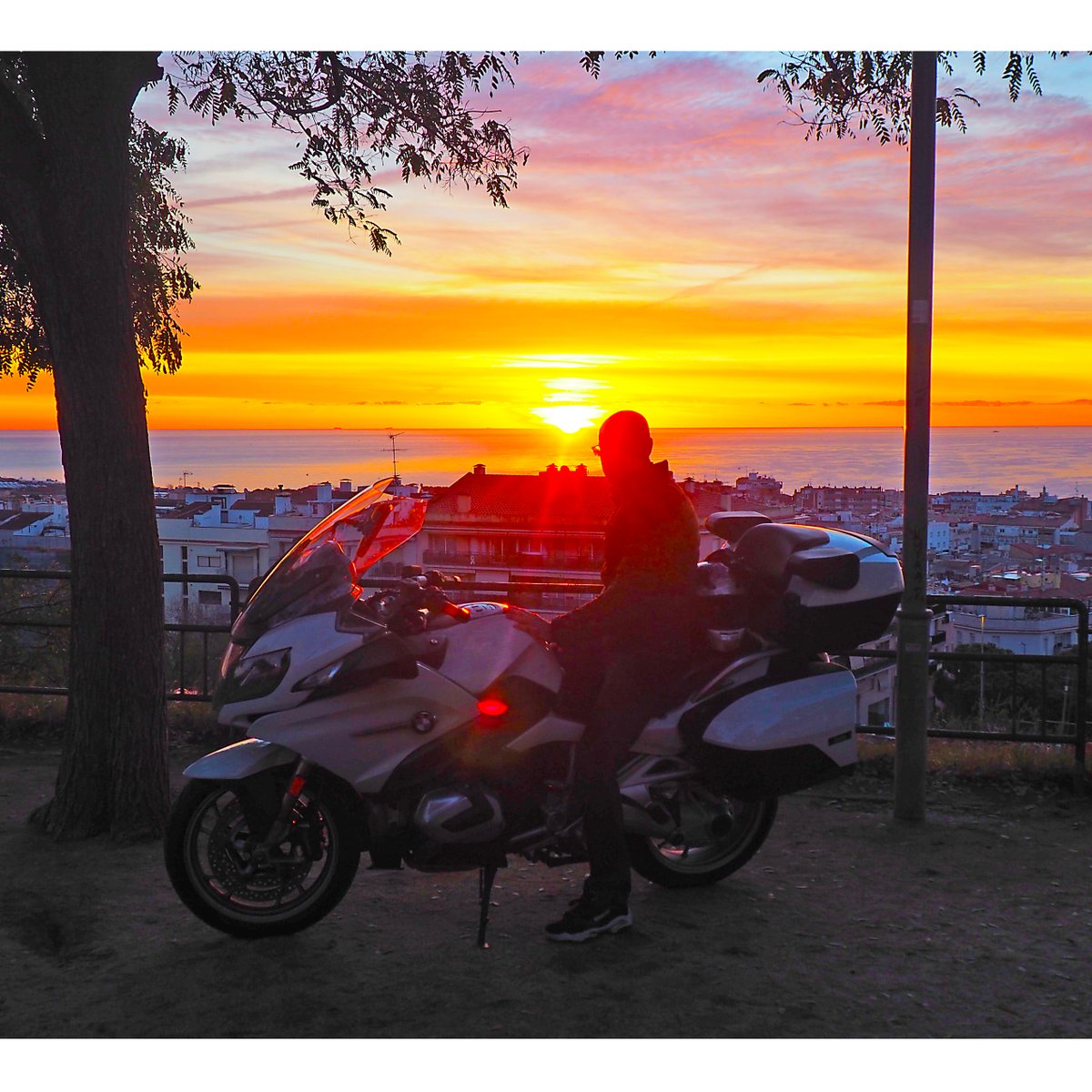 DibujanteJuanma's tweet photo. 27/11/2022- Mataró 7:55 A.M. Esas pequeñas cosas, que sin saber bien porque, se convierten en importantes para mi. Un día mas, un nuevo amanecer. Feliz domingo
#mataro #amanecer #moto #bmwmotorrad #rt1250 https://t.co/96NZWlvZYi