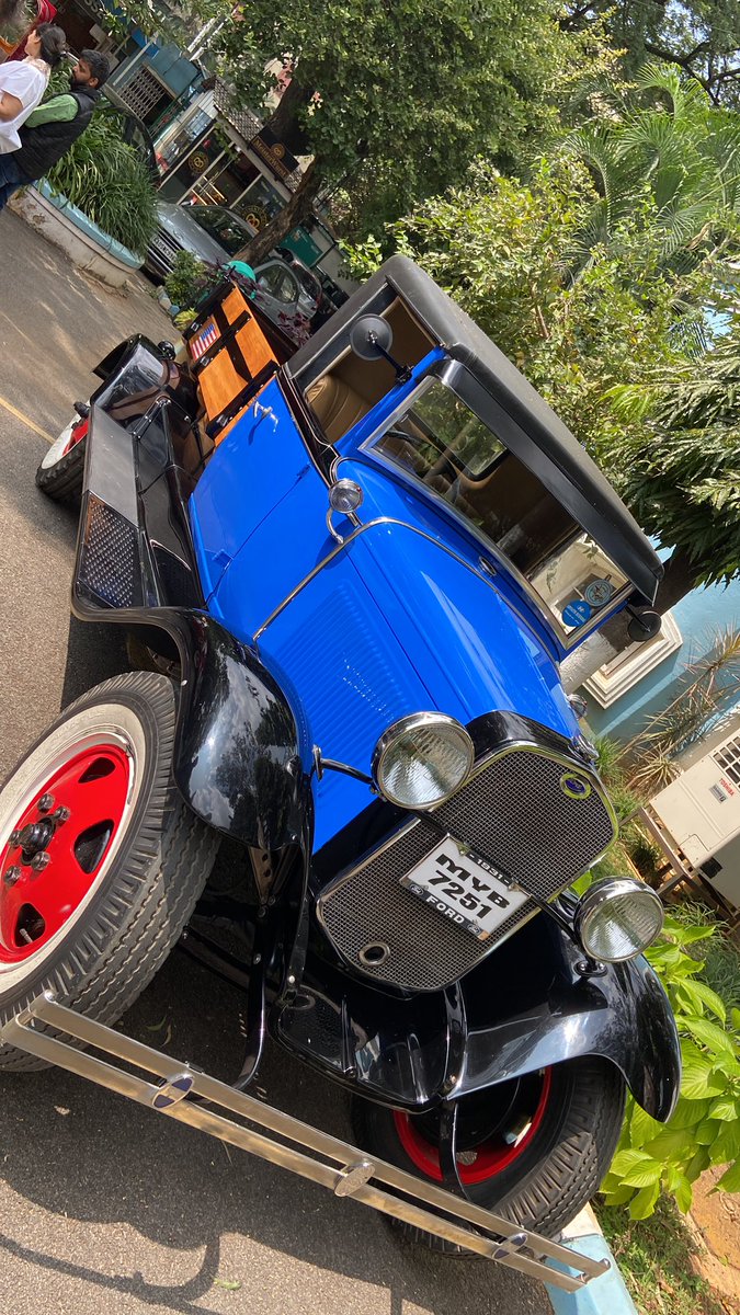 At a Vintage Car & Bike Show https://t.co/t5v48h5XC5