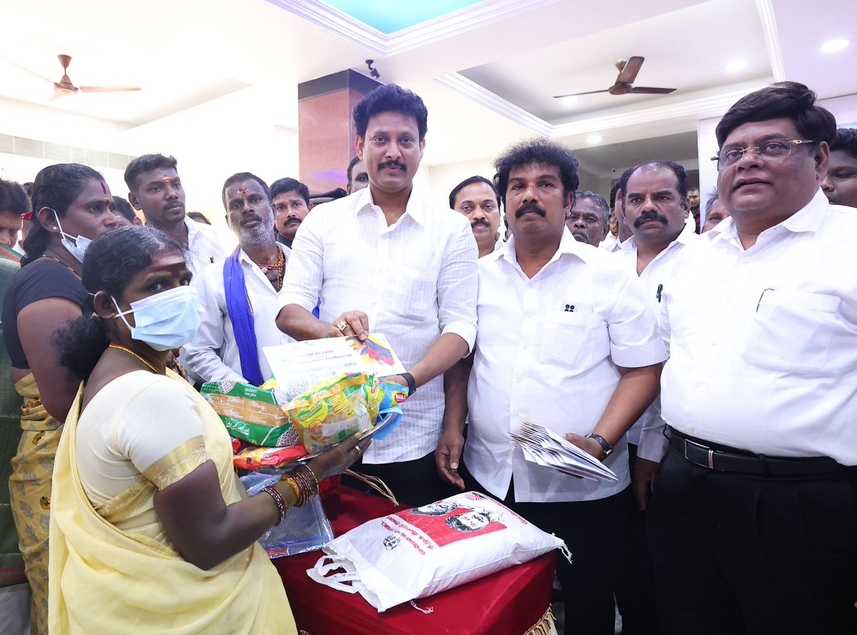 Anbil_Mahesh's tweet photo. கழக @dmk_youthwing செயலாளர் @Udhaystalin அவர்களின் பிறந்தநாளில் சென்னை வடக்கு மாவட்ட கழக இளைஞரணி சார்பாக சிறுநீரகம் பாதிக்கப்பட்டவர்களுக்கு நிதி உதவி மற்றும் நலத்திட்ட உதவிகள் வழங்கினோம்
#HBD_Chinnavar https://t.co/9n8rYKxmgq