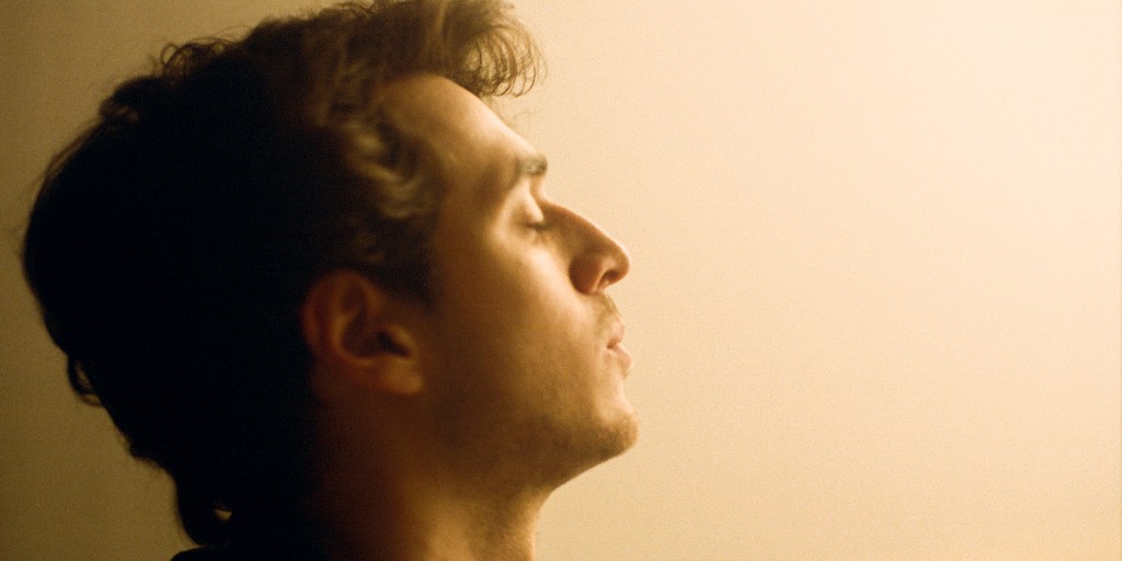 EARCATCH's tweet image. 📺 Vanavond de première van deze nieuwe serie om 20:25 bij @AVROTROS op @NPO3: Bestseller Boy.
Naar het gelijknamige boek van Mano Bouzamour over liefde, idealen, verscheurdheid en literatuur van een jonge stadsbewoner.

Met #audiodescriptie in #Earcatch.

#BestsellerBoy #AD