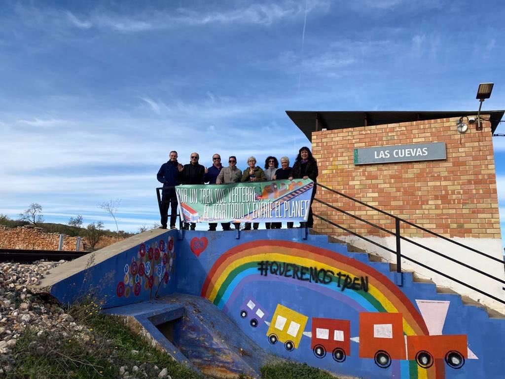IntersindicalV's tweet photo. 📢 Últimes accions de la Setmana de Lluita per un Tren que Vertebre el Territori i Refrede el Planeta a Alcoi, Vega Baja  i Utiel.
Tanquem la setmana de lluita amb més força i convenciment de la necessitat d’un tren accesible, assequible i públic per una transició ecològica justa https://t.co/uBHIeDdZYd