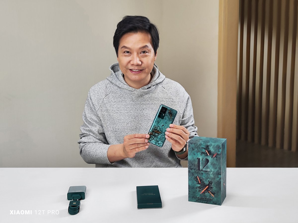 leijun's tweet photo. Unboxing #Xiaomi12TPro #DanielArshamEdition. With a shared value around the perception of time and innovation, it is an intriguing collaboration where the power of tech meets the artistic mind. Thanks for showing us your creative vision! @DanielArsham #GiveItTime https://t.co/wCftfgvztp