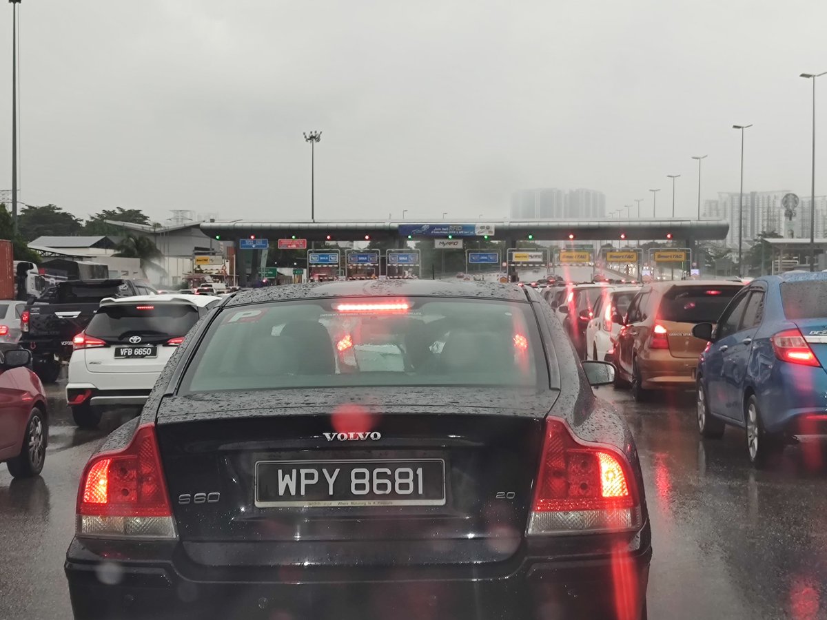 emmso's tweet photo. @lebuhrayaduke smart tag lanes down from 4 to 1. Traffic jam 5km. What are you guys doing?? https://t.co/dM0haGdth3
