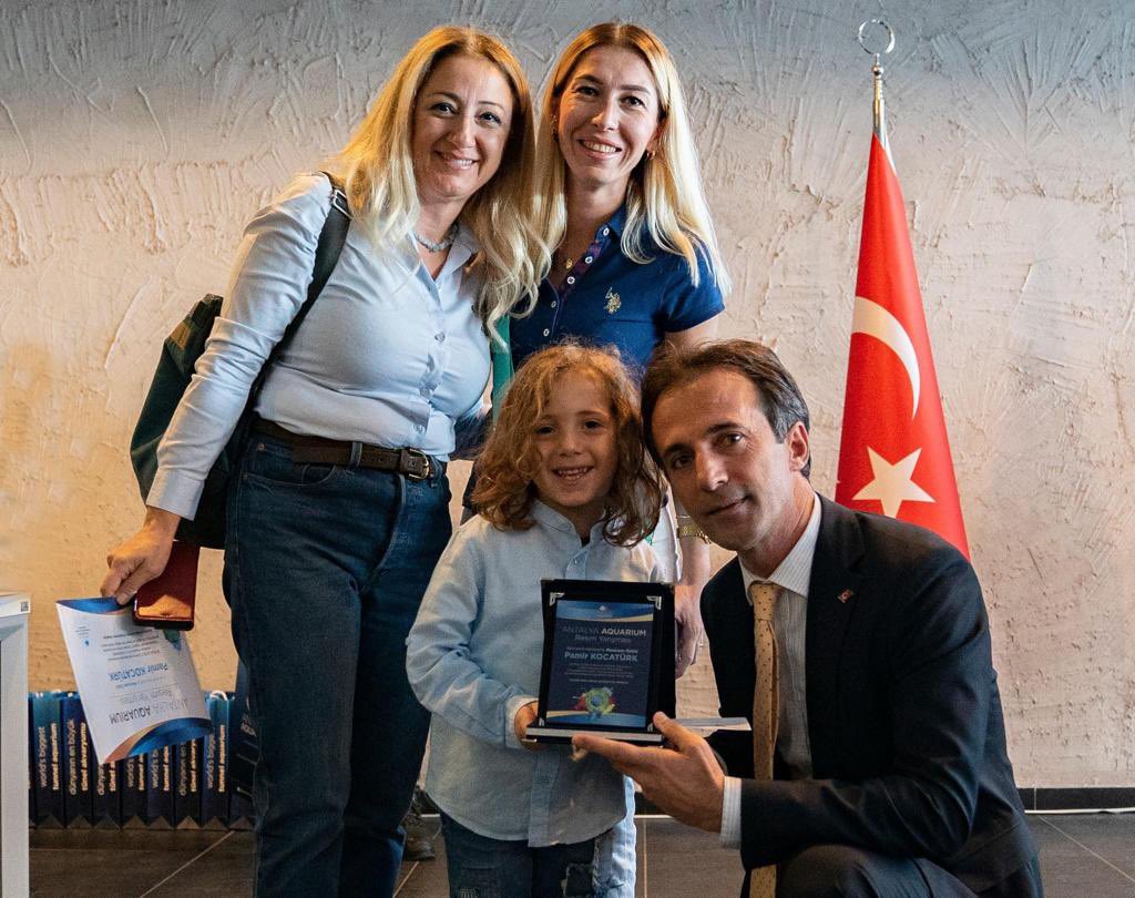 BahcesehirLara's tweet photo. Akvaryumun 29 EKim kapsamında düzenlediği "Okyanusta Yaşam" konulu resim yarışmasında okul öncesi kategorisinde Pamir Kocatürk mansiyon almıştır.❤️💙
Öğrencimizi tebrik eder, başarılarının devamını dikeriz.🎨🖌🧑‍🎨 https://t.co/u7pgNwojQG