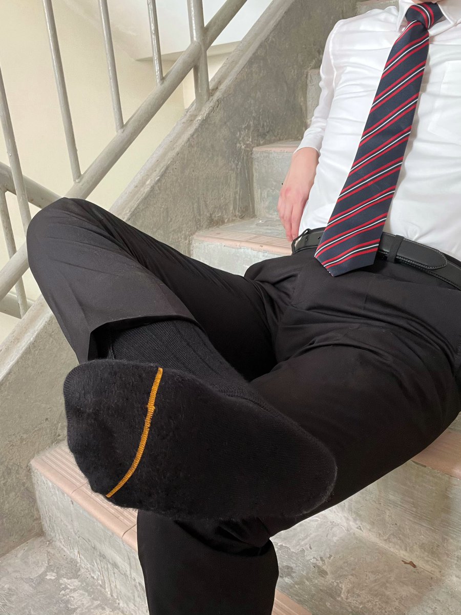 hk_school_boy's tweet photo. 睇嚟黑襪多啲人中意🤔 https://t.co/YgmFbBlCcw