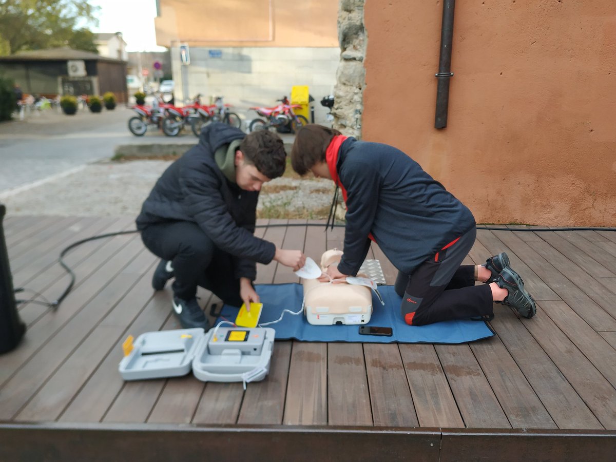 aj_santestevep's tweet photo. 🏃🏼♀️Ja ha sortit la marxa inclusiva organitzada per la #TrailXicsMontseny per recaptar fons per @la_marato de TV3.
Enguany dedicada a les malaties cardiovasculars, els alumnes de 4rt d'ESO de #CanRecord han fet una demostració d'emergència i reanimació cardiorespiratòria. https://t.co/ulstP26Cso
