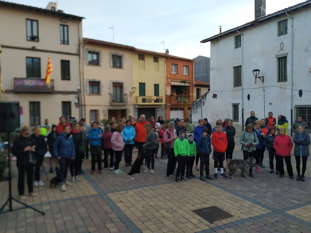 aj_santestevep's tweet photo. 🏃🏼♀️Ja ha sortit la marxa inclusiva organitzada per la #TrailXicsMontseny per recaptar fons per @la_marato de TV3.
Enguany dedicada a les malaties cardiovasculars, els alumnes de 4rt d'ESO de #CanRecord han fet una demostració d'emergència i reanimació cardiorespiratòria. https://t.co/ulstP26Cso