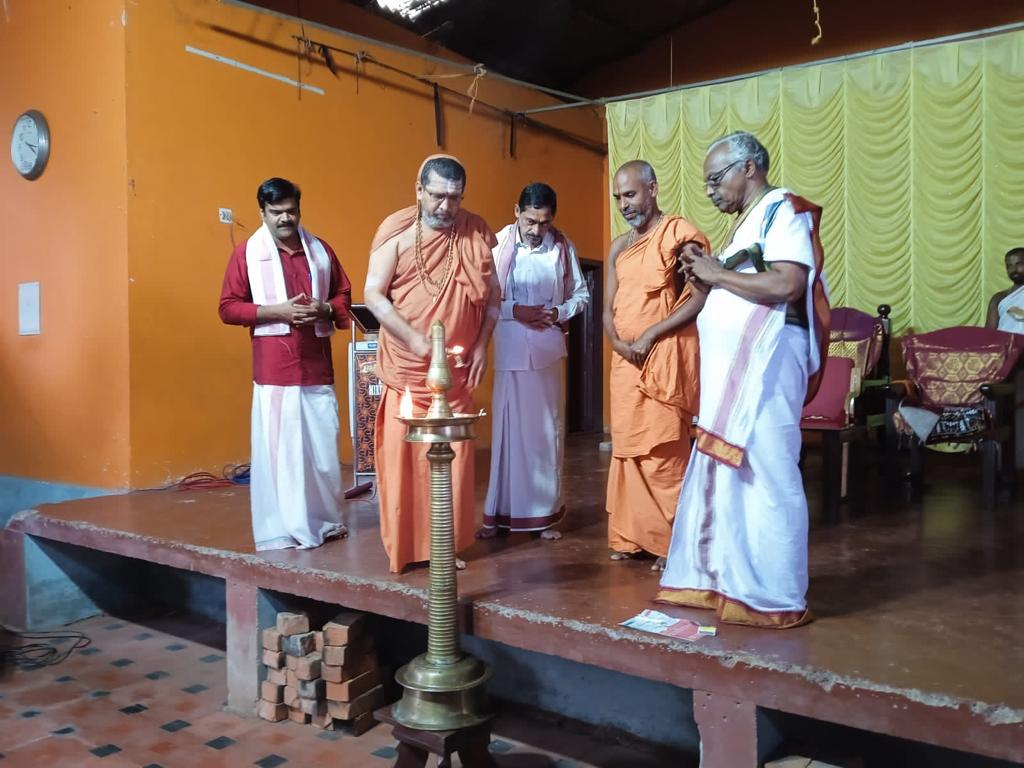 ಶ್ರೀ ಶ್ರೀ ಗಳಿಂದ ಪರಕ್ಕಿಲ  ದೇವಸ್ಥಾನದಲ್ಲಿ ಕಳಿಯಾಟದ ಪೂರ್ವಭಾವಿ  ಸಭೆಯ  ಉದ್ಘಾಟನೆ ಮತ್ತು ಆಶೀರ್ವಚನ