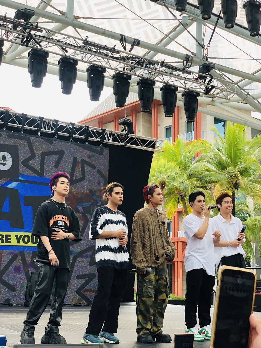 DroChavez's tweet photo. Grabe it’s so hot in here! But we don’t care! Hahaha The crowd is enjoying the HEAT! 🔥 Our boys are on fire!

Their WYAT (Where You At) soundcheck performance is so lit!!!🤘🏻

D-DAY WYATTourSingapore
@SB19Official #SB19       
#WYATTourSG #SB19inSG https://t.co/flogd3ccwf