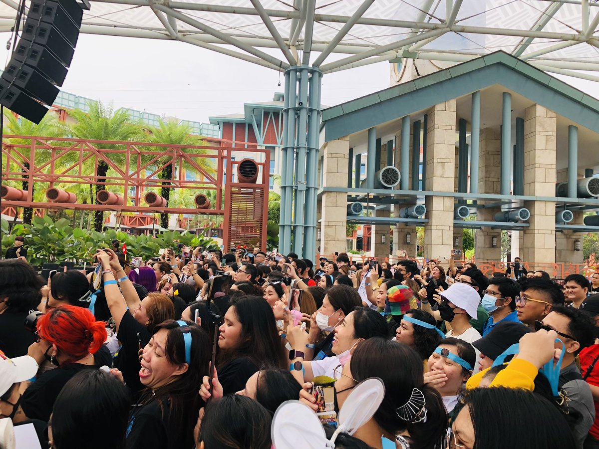 DroChavez's tweet photo. Grabe it’s so hot in here! But we don’t care! Hahaha The crowd is enjoying the HEAT! 🔥 Our boys are on fire!

Their WYAT (Where You At) soundcheck performance is so lit!!!🤘🏻

D-DAY WYATTourSingapore
@SB19Official #SB19       
#WYATTourSG #SB19inSG https://t.co/flogd3ccwf