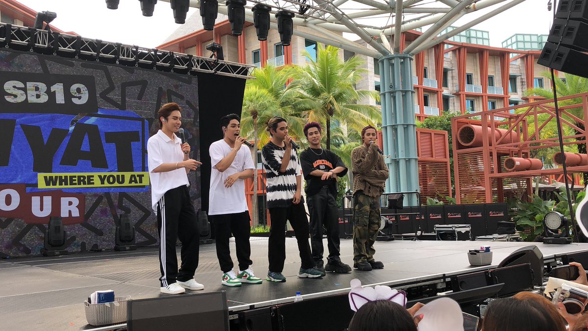 DroChavez's tweet photo. Grabe it’s so hot in here! But we don’t care! Hahaha The crowd is enjoying the HEAT! 🔥 Our boys are on fire!

Their WYAT (Where You At) soundcheck performance is so lit!!!🤘🏻

D-DAY WYATTourSingapore
@SB19Official #SB19       
#WYATTourSG #SB19inSG https://t.co/flogd3ccwf