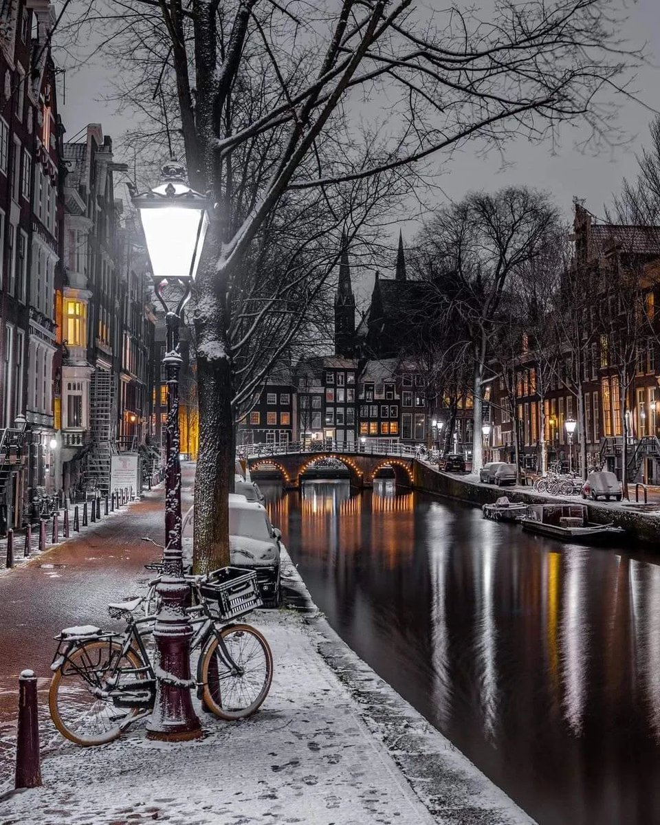 🇳🇱 Une magnifique photo de la ville d'Amsterdam en plein hiver ! ❄
🔅 Très bonne journée à tous ! 🍀 💛

📸  g0vibes