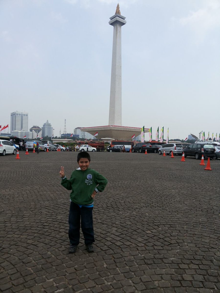 Rayuzan_M's tweet photo. Agustus 2013, saya dan ayah saya pergi menuju Stasiun Bandung di pagi hari. Kami membeli tiket kereta menuju Stasiun Gambir di Jakarta. Kami ingin mengunjungi Monas. Kami menaiki kereta Argo Parahyangan. Kami pun berangkat di pagi hari. (1) https://t.co/0CUQs3e9u3
