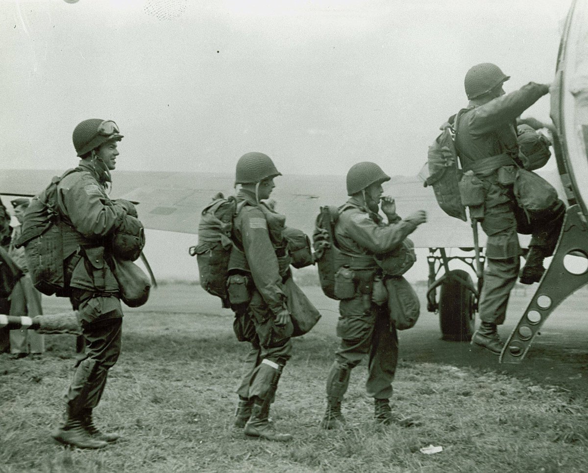 jpartej's tweet photo. Primeras horas del 6 de junio de 1944. Un paracaidista de la 82º División Aerotransportada llega a tierra tras una corta caída suspendido en su paracaidas.  Ha tenido mucha suerte, ha caído al lado de una vaca. Pequeño hilo. https://t.co/xNJgpglZdn