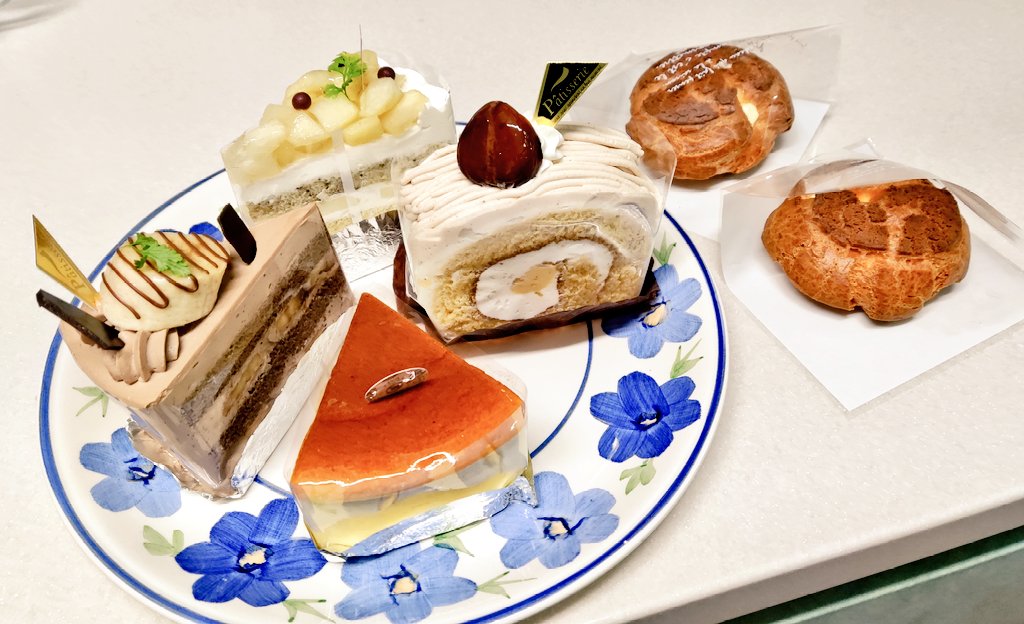 「散歩から帰ってきたら両親とケーキ帰ってきてた 」|ハルカのイラスト