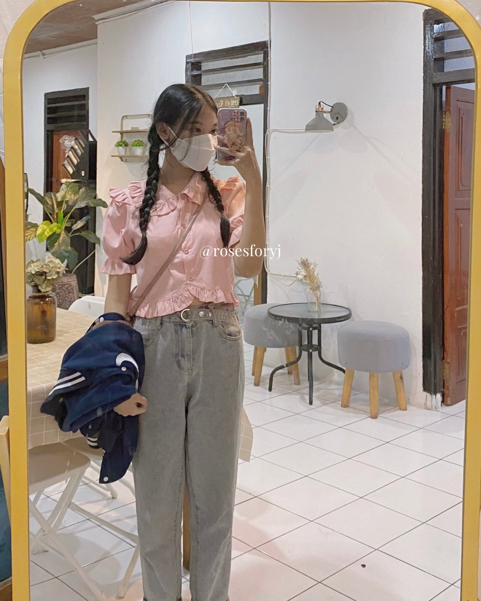 diarimirai's tweet image. got this cute pink shirt here: shope.ee/1L64cDXcQM

one of my best purchase, bahannya mirip sama si dress biru which is cotton tp ini agak sedikit lebih licin. adem &amp;amp; enteng banget + the color is so me🥺 jarang nemu pink yg beneran soft gini🥲 also the details OMG IM IN LOVE!