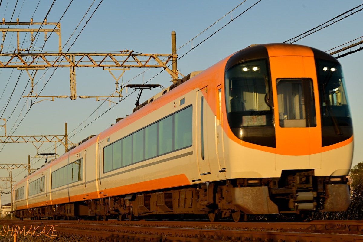 50101TUBASA's tweet photo. (回)0464 22600系 AF02 高安回送 
クラツー返却 朝日ストレートで愛好家集まりでスクランブルしましたw
実は以前にX26(斎王)収めた同じ構図です 
日落ち20分前通過 
限界光線近いかなぁw
伊勢若松〜千代崎
#AF02
#近鉄名古屋線
#近鉄 https://t.co/OZewinDESg