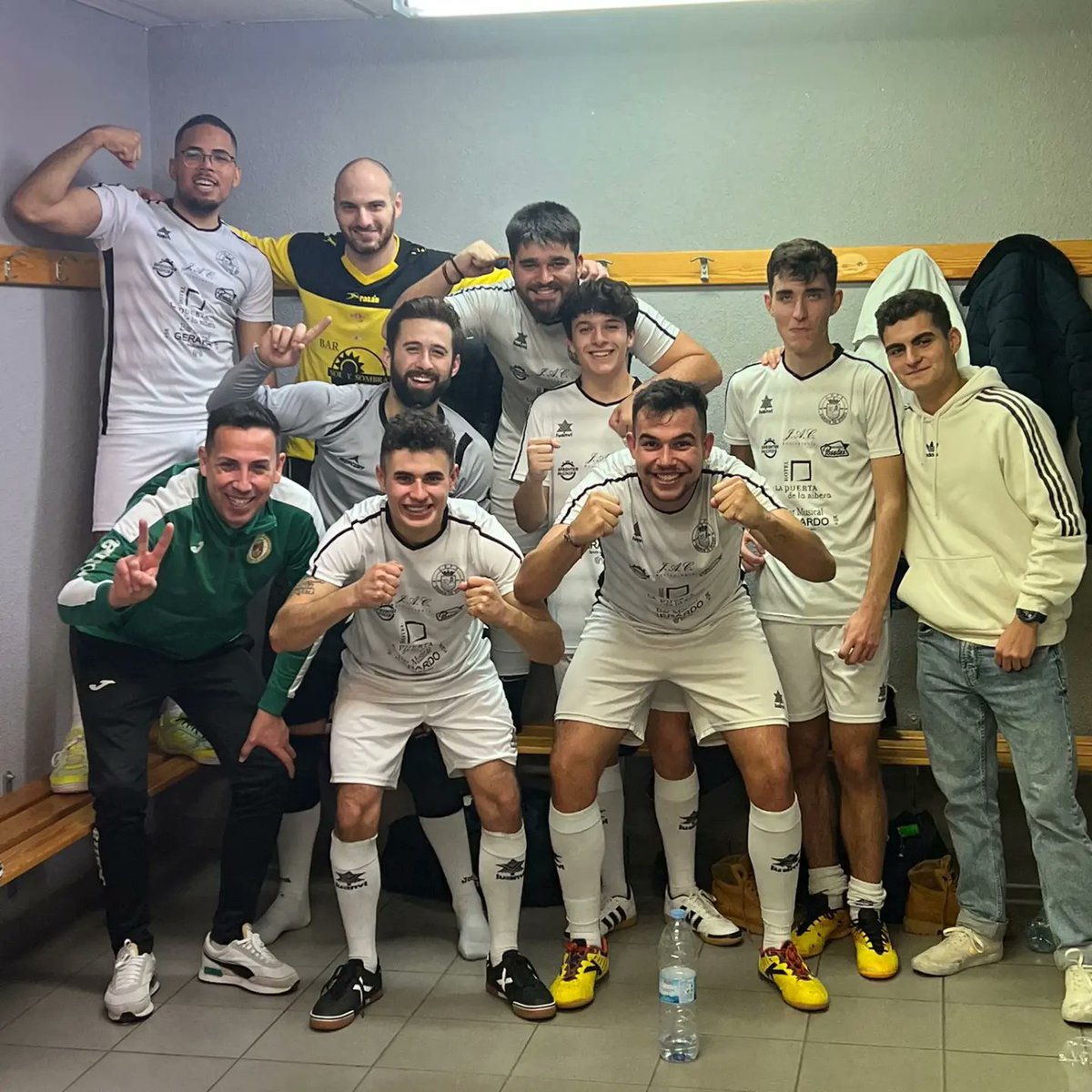 Victoria por 1 - 3 de nuestros chicos de Liga Bronce en La Cisterniga. Los goles obra de Pablo, Diego y Sergio. 
Hoy le toca el turno al equipo de Liga Oro a las 16:30 .
#SardonFutsal #SoyDelSardon #elEsfuerzoNoSeNegocia #LasGanasTampoco 💚💚💚