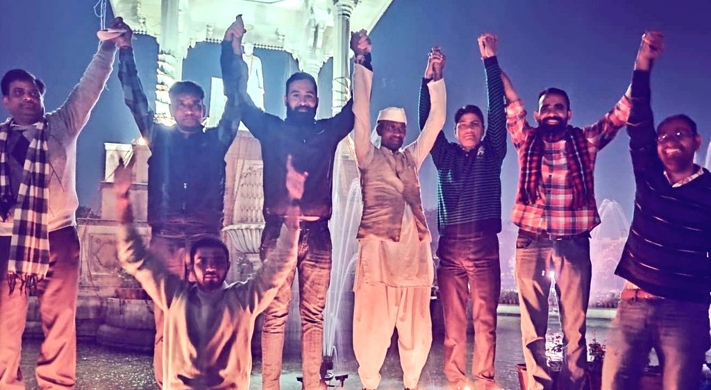संविदाकर्मियों की मांग इतनी बड़ी भी नही हैं कि सरकार पूरी ना कर सके हमने देखा है सरकार को बड़े बड़े फैसले लेते हुए।
#राजस्थान_संविदाकर्मी_नियमित_करों 
<a href="/RahulGandhi/">Rahul Gandhi</a> <a href="/kharge/">Mallikarjun Kharge</a> <a href="/ashokgehlot51/">Ashok Gehlot</a> <a href="/kcvenugopalmp/">K C Venugopal</a> <a href="/ShayarImran/">Imran Pratapgarhi</a> <a href="/RajCMO/">CMO Rajasthan</a> <a href="/News18Rajasthan/">News18 Rajasthan</a> <a href="/1stIndiaNews/">First India News</a> <a href="/aajtak/">AajTak</a>