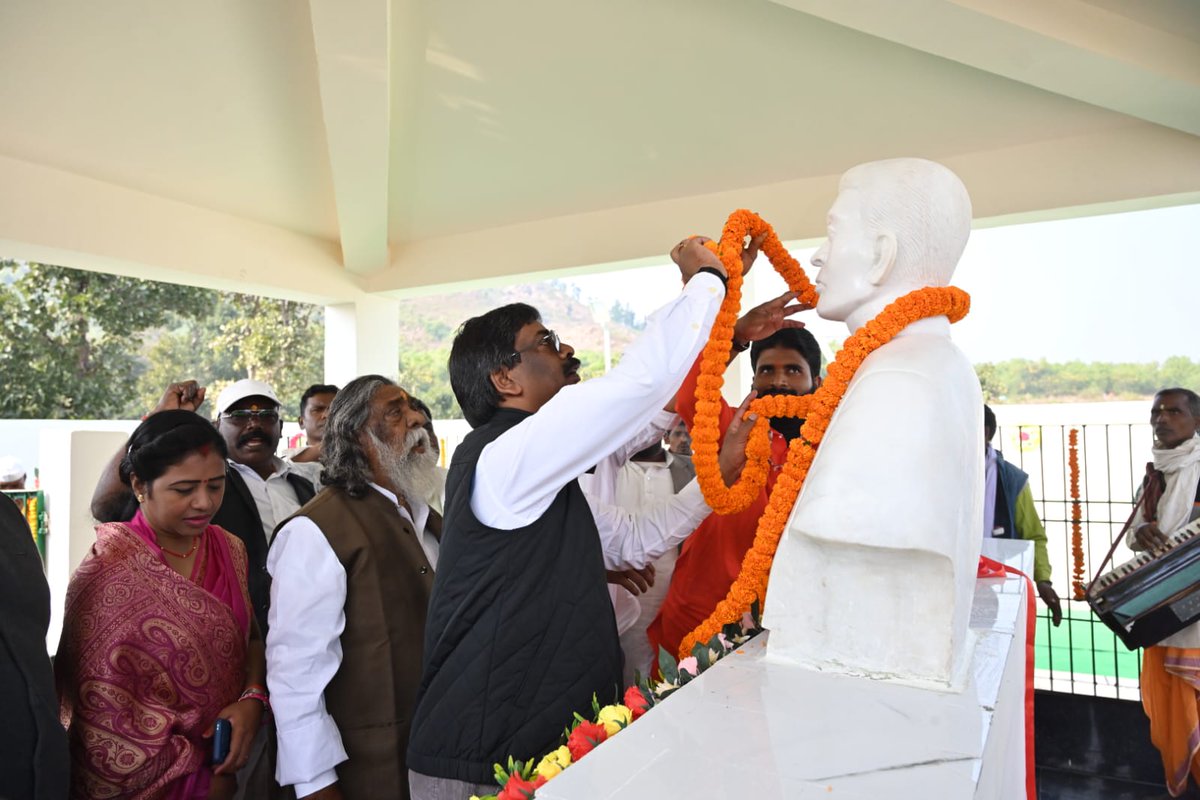 JharkhandCMO's tweet photo. मुख्यमंत्री श्री @HemantSorenJMM एवं राज्यसभा सांसद श्री शिबू सोरेन ने अमर वीर शहीद सोबरन सोरेन के शहादत दिवस के मौके पर रामगढ़ के लुकैयाटांड़ स्थित स्मारक स्थल पर उनकी नवस्थापित प्रतिमा का अनावरण कर श्रद्धांजलि अर्पित की। https://t.co/vBJGt0nsnG