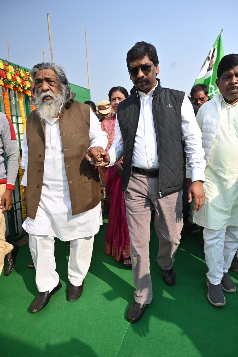 JharkhandCMO's tweet photo. मुख्यमंत्री श्री @HemantSorenJMM एवं राज्यसभा सांसद श्री शिबू सोरेन ने अमर वीर शहीद सोबरन सोरेन के शहादत दिवस के मौके पर रामगढ़ के लुकैयाटांड़ स्थित स्मारक स्थल पर उनकी नवस्थापित प्रतिमा का अनावरण कर श्रद्धांजलि अर्पित की। https://t.co/vBJGt0nsnG