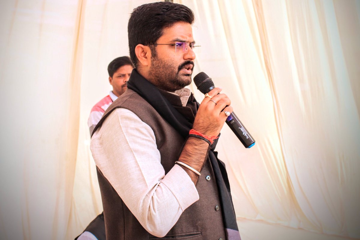 varunbjppbh's tweet photo. दहिलामऊ उत्तरी वार्ड के बूथ पर प्रधानमंत्री श्री नरेन्द्र मोदी जी के 95वें मन की बात कार्यक्रम में मुख्य अतिथि के रूप में सम्मिलित हुआ।
@narendramodi @PMOIndia @BJP4India @BJP4UP @myogiadityanath https://t.co/q8G3MqHiBC