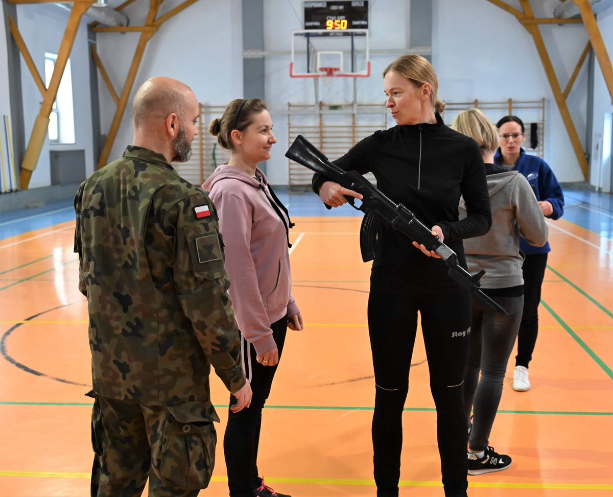 WCR_Oswiecim's tweet image. #TrenujzWojskiem 🔝👇
Cykl bezpłatnych szkoleń, pod okiem wojskowych instruktorów, nadal cieszy się bardzo dużym zainteresowaniem 💪 Dla ochotników to był dobrze spędzony czas! 😁👏 Gratulujemy!
---
@MON_GOV_PL @ZolnierzRP 🇵🇱
📸 #CSMW #Ustka