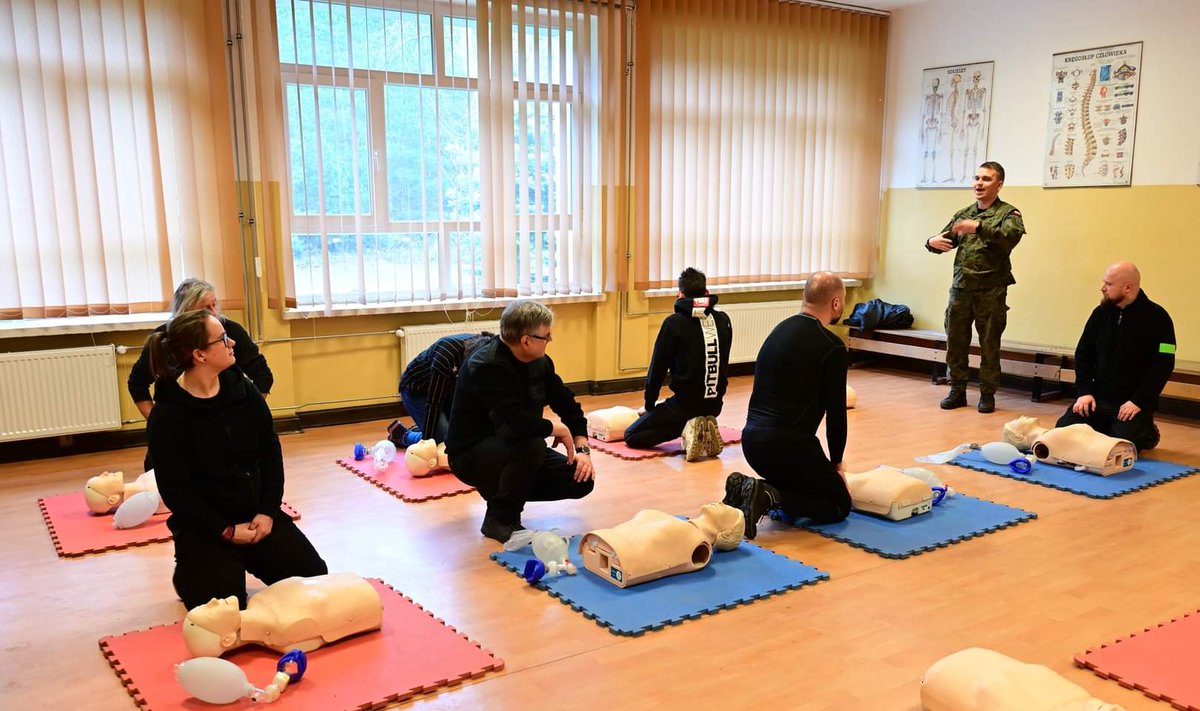 WCR_Oswiecim's tweet image. #TrenujzWojskiem 🔝👇
Cykl bezpłatnych szkoleń, pod okiem wojskowych instruktorów, nadal cieszy się bardzo dużym zainteresowaniem 💪 Dla ochotników to był dobrze spędzony czas! 😁👏 Gratulujemy!
---
@MON_GOV_PL @ZolnierzRP 🇵🇱
📸 #CSMW #Ustka