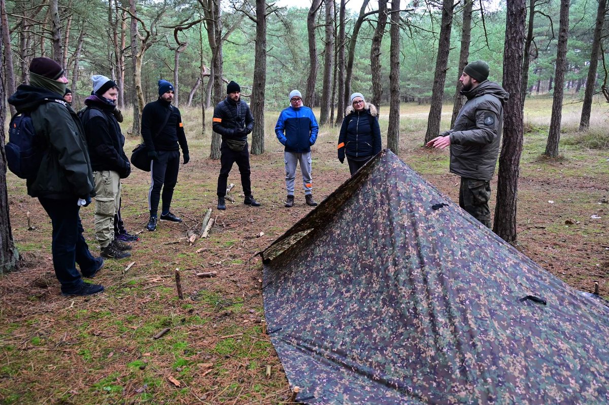 WCR_Oswiecim's tweet image. #TrenujzWojskiem 🔝👇
Cykl bezpłatnych szkoleń, pod okiem wojskowych instruktorów, nadal cieszy się bardzo dużym zainteresowaniem 💪 Dla ochotników to był dobrze spędzony czas! 😁👏 Gratulujemy!
---
@MON_GOV_PL @ZolnierzRP 🇵🇱
📸 #CSMW #Ustka