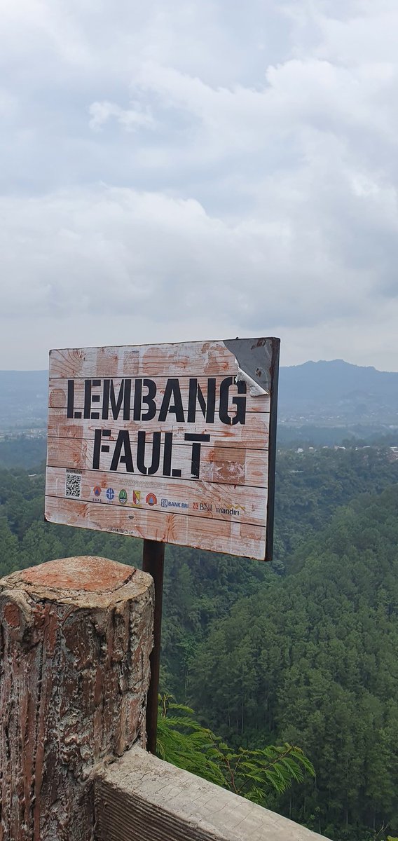 Di grup WA "awas Sesar Lembang bergerak.."

Sesar Lembang termasuk sesar yg aktif dan bergerak 0,2-0,25 mm/thn, dan BERPOTENSI sebabkan gempa dgn skala 6,5-7 SR. Potensi gempa (pelepasan energi) sebesar itu dilihat dr sejarahnya, siklus 500-670 thn sekali, terakhir thn 1600an
.