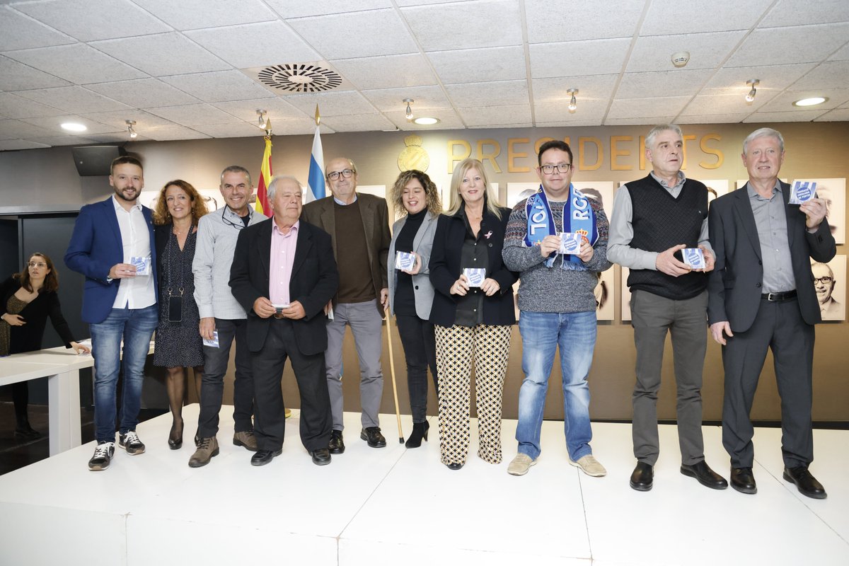 fcp_espanyol's tweet photo. Amb gairebé un centenar de penyes representades, la Gala de Penyes va anar de la mà de la música d'en Pepo Guardiola, sortejos, un merescut reconeixement a @DavidBleyG i una inesperada sorpresa per part de la @Juvenil1991. Moltes i moltes gràcies a tots! #RCDE #FCPE https://t.co/UgVvRrjVqG
