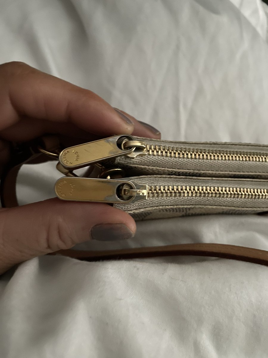 ladyEmsy's tweet photo. @LouisVuitton this bag was purchased on 9/10/22 in Terminal 5 Heathrow . The print has come off the canvas and the guilding has come off the zip fastener . I have serious doubts about the authenticity of this bag as the quality is so bad . https://t.co/2pAkQnB9Tk