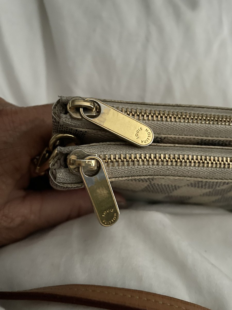 ladyEmsy's tweet photo. @LouisVuitton this bag was purchased on 9/10/22 in Terminal 5 Heathrow . The print has come off the canvas and the guilding has come off the zip fastener . I have serious doubts about the authenticity of this bag as the quality is so bad . https://t.co/2pAkQnB9Tk