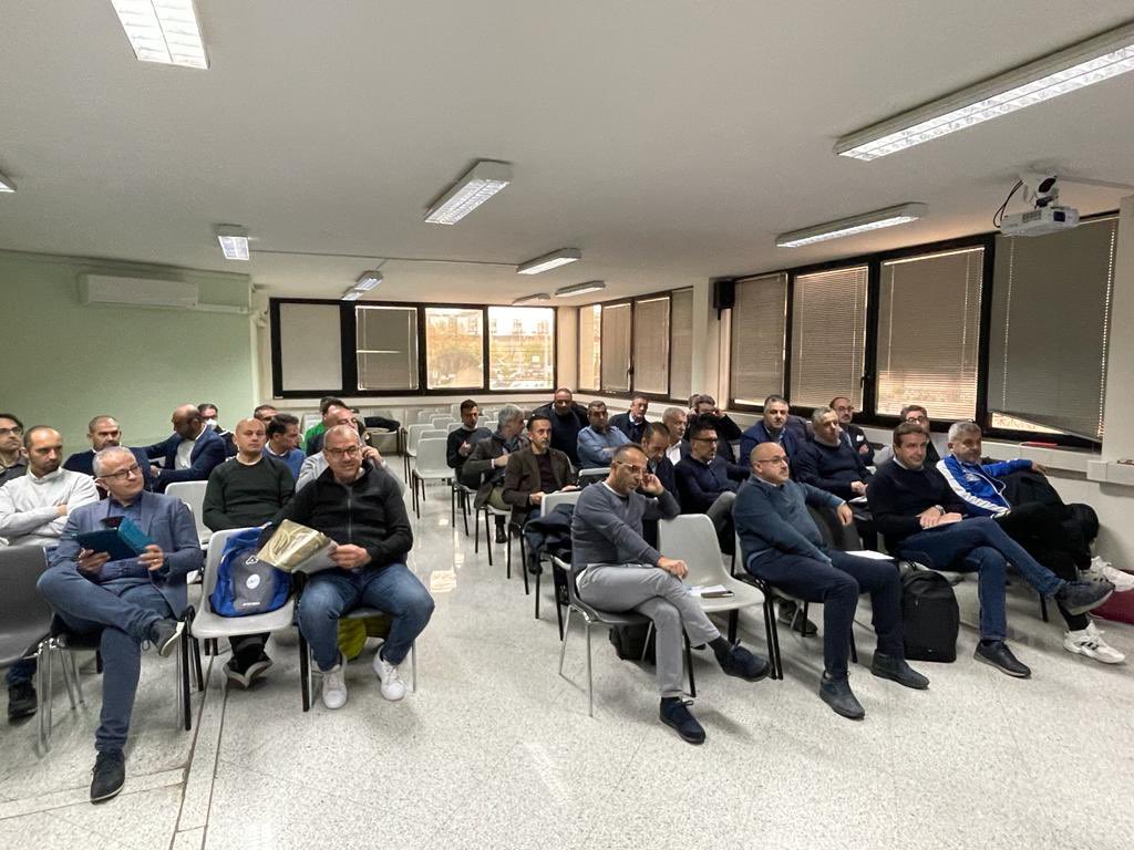 AIA_it's tweet photo. È iniziato a Bari il raduno della #CON5.
Il Responsabile Peroni: “Gli incontri formativi in presenza sono importanti momenti di crescita tecnica e personale”.
#AIA #futsal #calcio #sport https://t.co/gizP4CBjBP